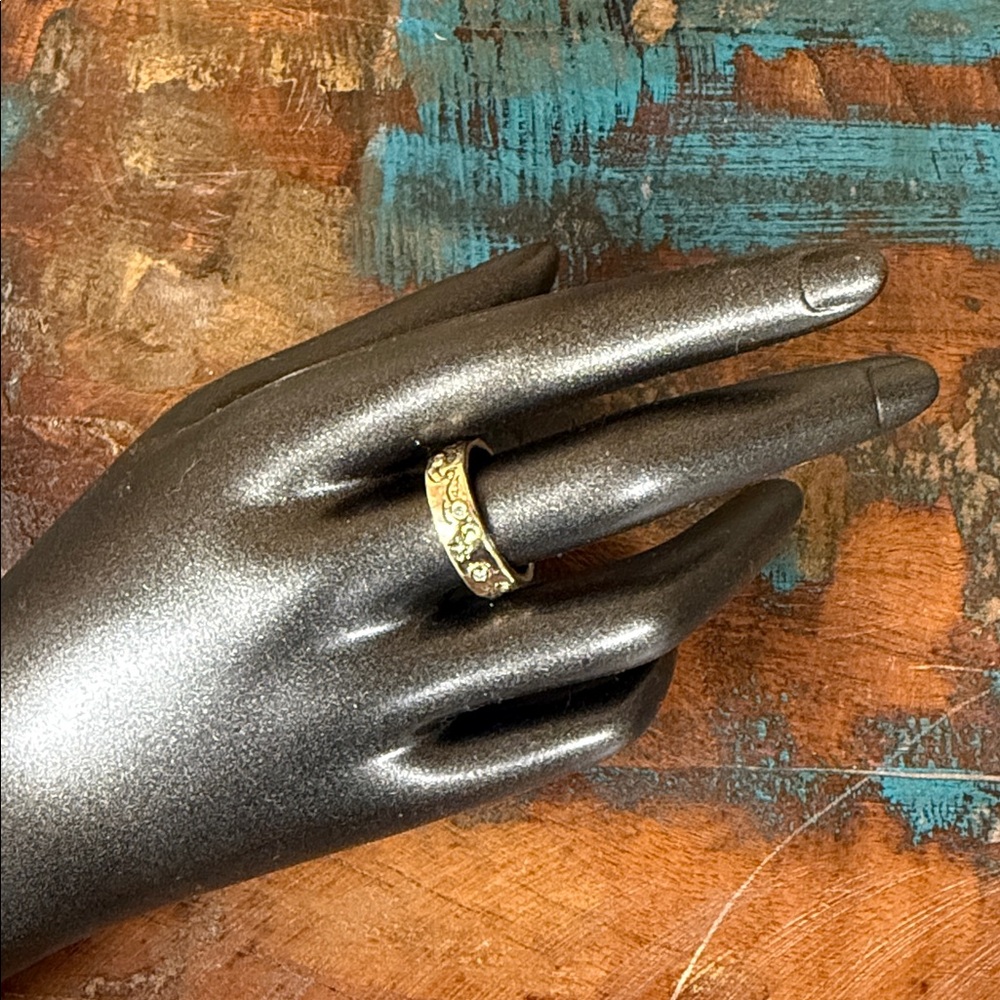 Jes MaHarry “Infinite Love Ring” in yellow gold. - Picture 2 of 4